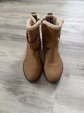 Tommy Hilfiger Tan Suede Ankle Boots with Faux-Shearling Collar Like New